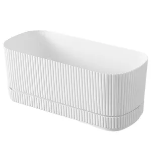 Witte rechthoekige zelfbewaterende kunststof bloempot met modern verticaal ribbelpatroon