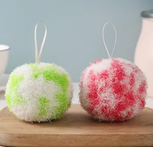 Vue détaillée de deux boules de nettoyage nano colorées avec boucles de suspension