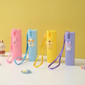 Lot de quatre mini flacons vaporisateurs 10ml avec décors cartoon et dragonnes de transport