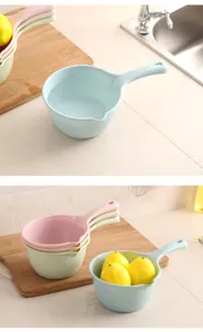 Mehrfarbige Wasserschöpfer aus Kunststoff mit langem Stiel in der Küche