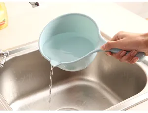Verdickte langlebige Wasserkelle aus Kunststoff mit langem Griff für Küche und Bad
