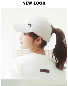 Gorra de béisbol blanca con cola de caballo para mujer con diseño minimalista