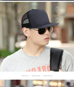 Detalle de una gorra de camionero de 7 paneles en un modelo masculino asiático.