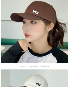 Gorra de béisbol marrón para mujer con abertura para coleta práctica y muy elegante