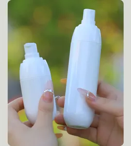 Minimalistische witte navulbare reis spray- en lotionpompflessen voor huidverzorging