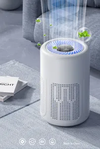 Purificateur d'air blanc avec lumière LED bleue dans un intérieur moderne