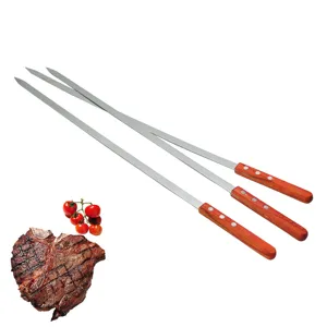 Lange Edelstahl-Grillspieße mit robusten Holzgriffen für gemütliches Grillen im Freien