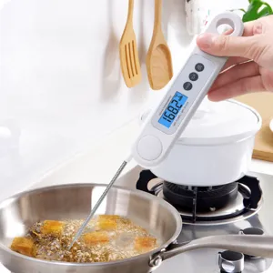 Termometro digitale per alimenti che misura la temperatura dell'olio in padella