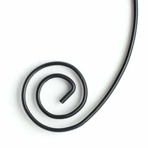 Nahaufnahme des schwarzen, antihaftbeschichteten Spiral-Grillspießes aus Metall.