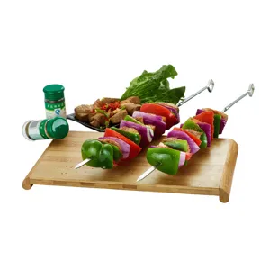 Detailansicht von Edelstahl-Grillspießen mit Ringverschluss für Fleisch und Gemüse