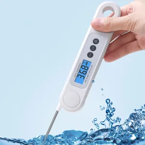 Termometro digitale per alimenti che misura la temperatura dell'acqua con precisione