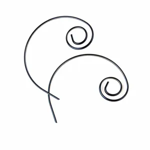 Makroaufnahme von zwei schwarzen Antihaft-Spiral-Grillspießen auf weißem Grund