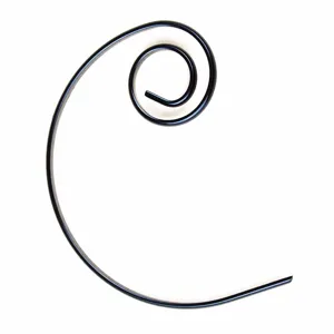 Detailansicht eines schwarzen Antihaft-Spiral-Grillspießes für Fleisch und Obst