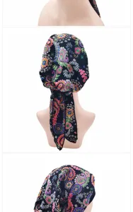 Vue détaillée de l'arrière d'un foulard en mousseline imprimé cachemire avec de longs liens