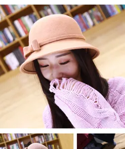 Primo piano di un elegante cappello cloche in feltro di lana color cammello con fiocco decorativo