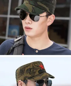 Detailaufnahme einer Militär-Camouflage-Kappe mit roter Sternstickerei an einem Modell