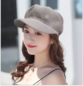 Dettaglio ritratto di un cappello ottagonale in mesh grigio traspirante da donna