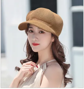 Elegante berretto newsboy marrone traspirante per donna in un ambiente estivo chic