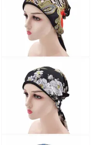 Détails de foulards en mousseline avec des motifs floraux et cachemire élégants sur mannequins