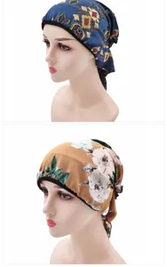 Vue détaillée de foulards en mousseline avec des imprimés floraux et géométriques.