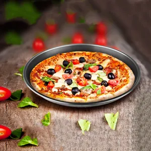 Professionelle antihaftbeschichtete Pizzaform aus Karbonstahl mit einer frischen Pizza
