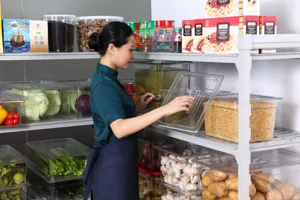 Scène d'utilisation de bacs alimentaires en PC transparents avec couvercles sur étagère.