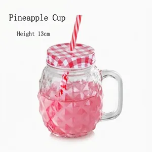 Details zum Ananas-Glasbecher mit rot kariertem Deckel und einer Höhe von 13 cm