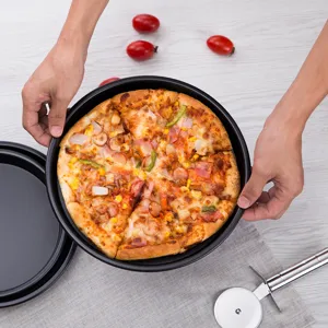 Detail einer antihaftbeschichteten Pizzaform aus Karbonstahl mit frisch gebackener Pizza
