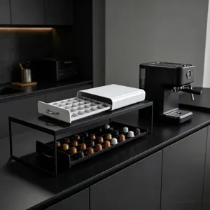 Detail einer Kaffeekapsel-Aufbewahrungsschublade für 50 Kapseln mit Kaffeemaschine