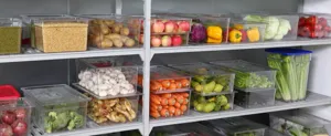 Conteneurs de stockage en PC transparent de qualité alimentaire rangés sur des étagères