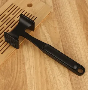 Detailansicht des professionellen mattschwarzen doppelseitigen Fleischzartmachers aus Holz