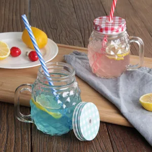 Detailansicht eines 14oz Glases in Ananasform mit kariertem Deckel und Strohhalm