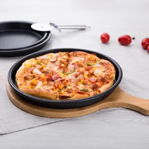 Frisch gebackene Pizza in einer antihaftbeschichteten Pizzabackform aus Kohlenstoffstahl