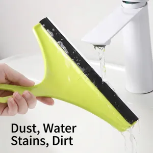 Grüner Fensterabzieher wird unter einem Wasserhahn im weißen Waschbecken sauber abgespült