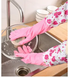 Gants de vaisselle roses imperméables avec doublure polaire et longs poignets à fleurs.