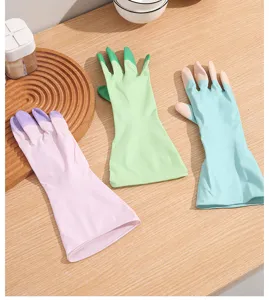 Vue détaillée de gants en latex imperméables bicolores pour le ménage et la cuisine.