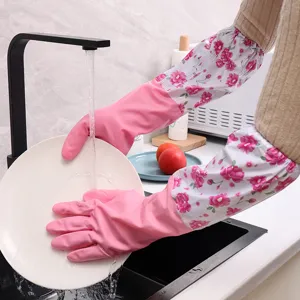 Guantes largos de cocina de goma rosa con mangas florales impermeables para lavar.