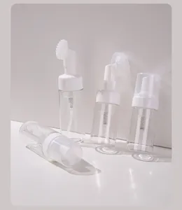 Détail de flacons pompe à mousse transparents avec tête de brosse en silicone souple