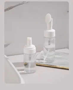 Gros plan de flacons pompe à mousse avec tête de brosse en silicone