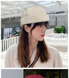 Détail du bonnet docker en velours côtelé crème porté par une mannequin asiatique