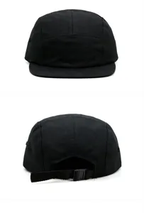 Cappello 5-panel nero in cotone visto frontalmente e sul retro con cinturino regolabile