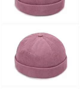 Vue détaillée de la texture velours côtelé doux de ce bonnet docker rétro sans bord