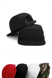 Vista dettagliata dei cappellini 5 panel in cotone in nero, rosso, bianco e mimetico