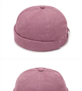 Gros plan d'un bonnet docker en velours côtelé mauve montrant la texture fine des côtes et détails.