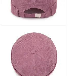 Vue détaillée d'un bonnet docker en velours côtelé rose avec lanière réglable