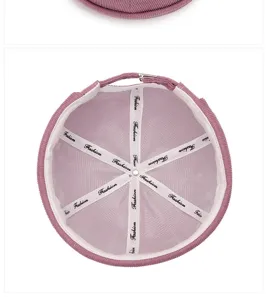 Détail intérieur d'un bonnet docker en velours côtelé rose avec rubans de doublure cousus