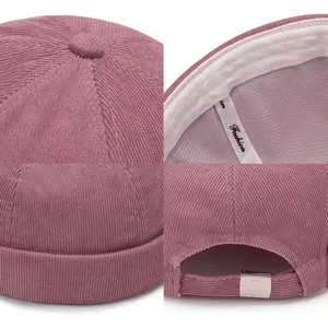 Bonnet docker vintage en velours côtelé rose poudré pour femme avec boucle métallique