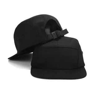 Cappello 5 panel nero in cotone con visiera piatta in stile streetwear e campeggio