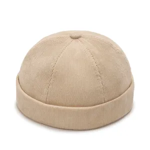 Bonnet docker en velours côtelé beige sans rebord pour un style rétro d'automne.