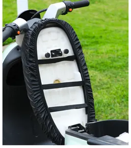 Detalle inferior de la funda de asiento de scooter con bandas elásticas